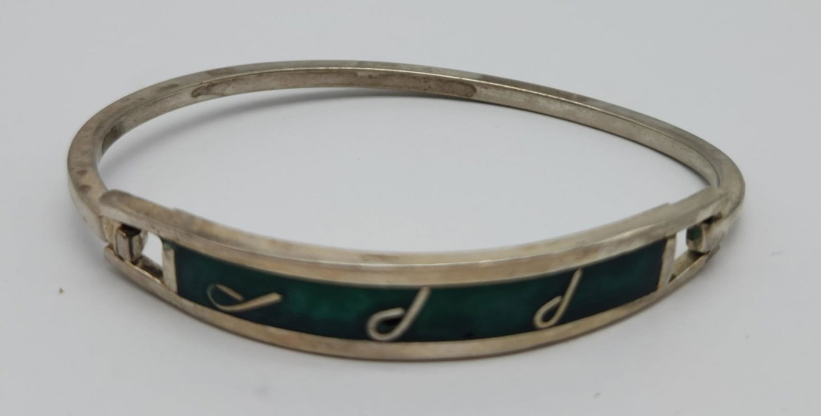 ALPACA MEXICO HINGED BANGLE WITH GREEN (1 of 3)