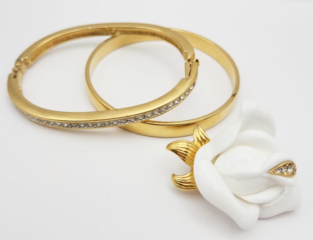 GOLD TONED JEWELRY LOT: (1)KJL WHITE LUCITE ROSE (1 of 7)