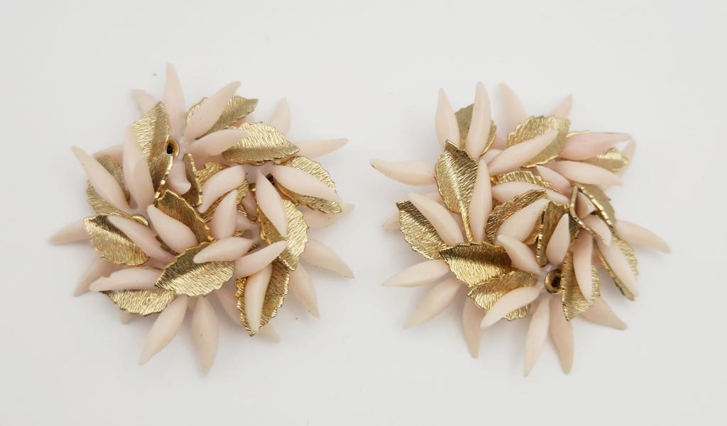 VINTAGE PAIR OF GOLD TONED LEAF SHOE CLIPS: WITH LIGHT PINK LUCITE ACCENTS