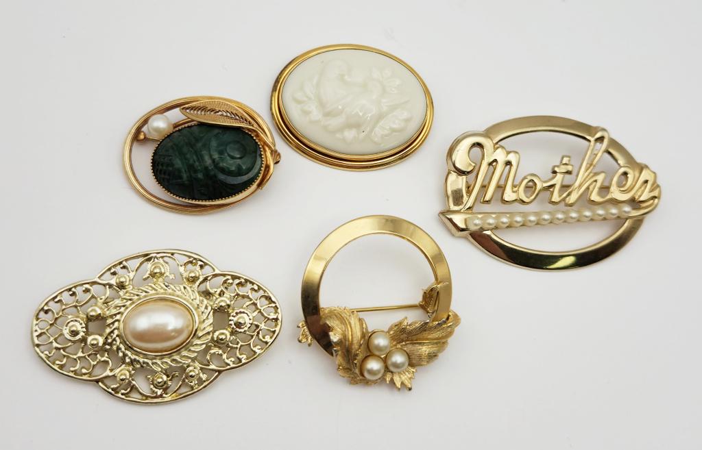 5-VINTAGE GOLD TONED BROOCHES: (1)14K GF: WITH CARVED JADE CENTER AND PEARL ACCENTS-LENOX DOVE-"MOTHER" WITH FAUX PEARL ACCENTS-SARAH COV CIRCULAR WITH FAUX PEARLS