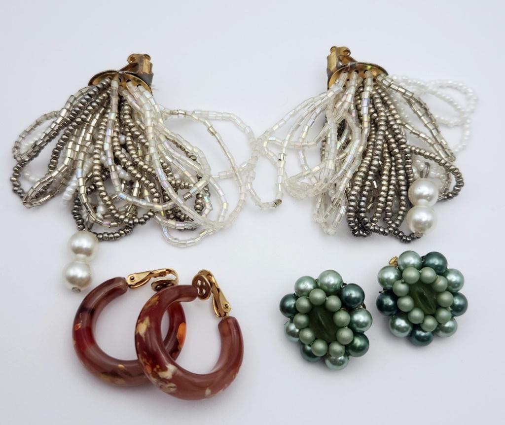 3-VINTAGE PAIRS OF CLIP ON EARRINGS (1 of 2)