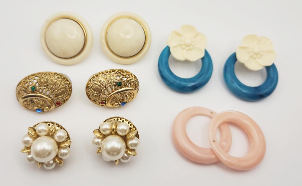 4-PAIRS OF PIERCED EARRINGS: (1)INTERCHANGABLE: WITH LUCITE HOOPS-RHINESTONES-PEARLS