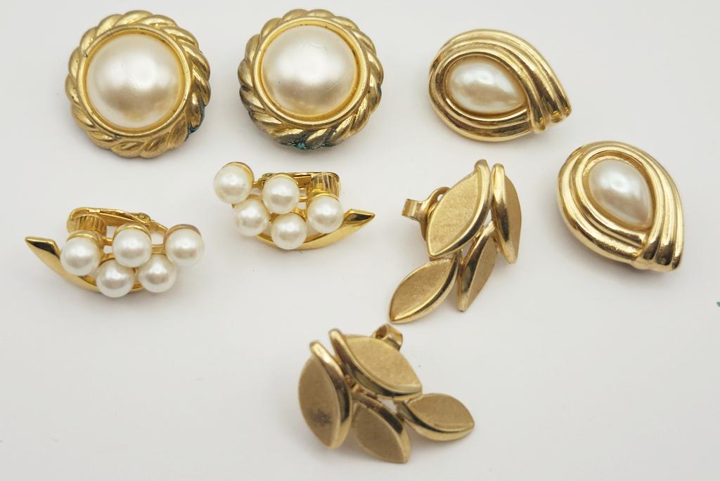 4-PAIRS OF VTG GOLD TONED CLIP ON EARRINGS (1 of 3)