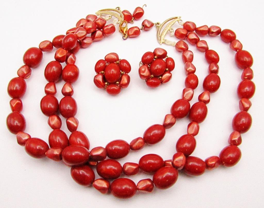 SET! VINTAGE MULTI STRANDED RED BEADED NECKLACE (1 of 2)