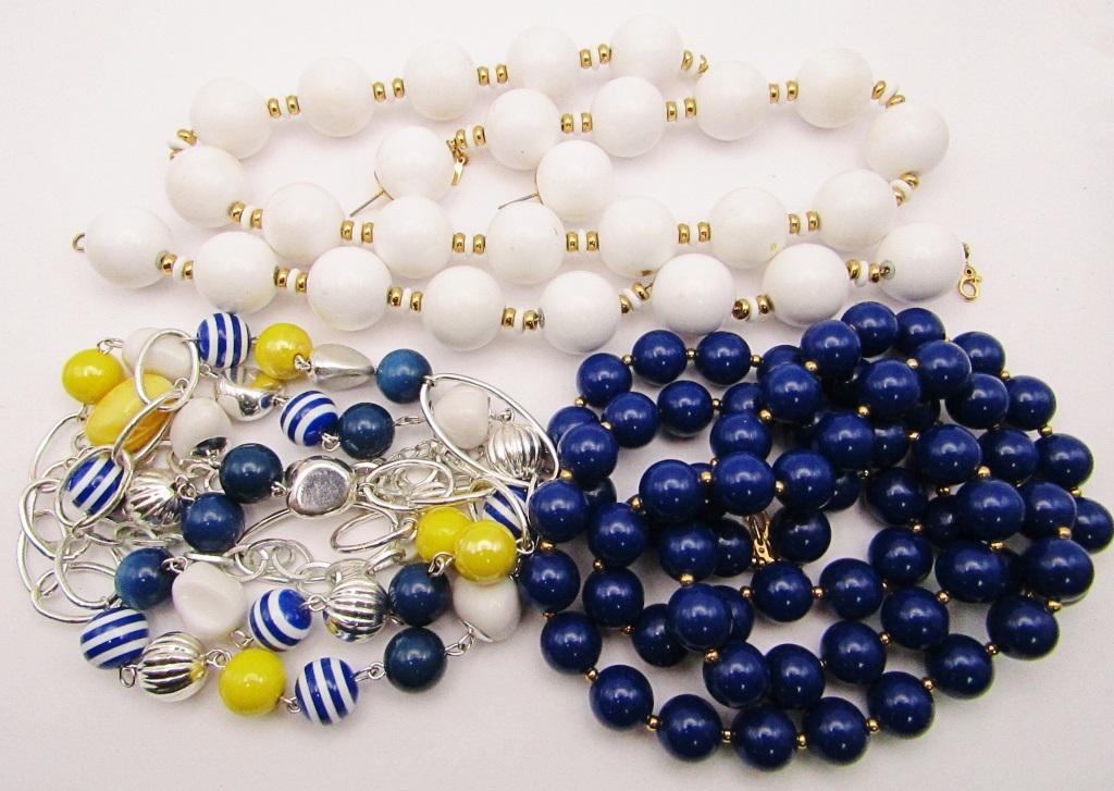 SET! VINTAGE WHITE BEADED NECKLACE WITH GOLD (1 of 3)