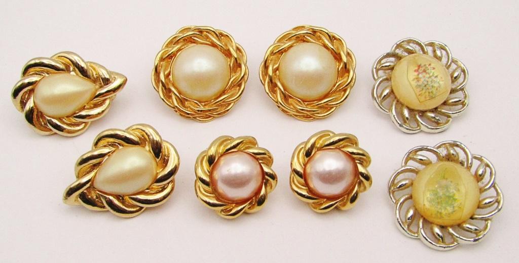 4-VINTAGE GOLD TONED PIERCED/CLIP ON FASHION: EARRINGS: RICHELIEU-GJD-ALL WITH LUCITE CENTER