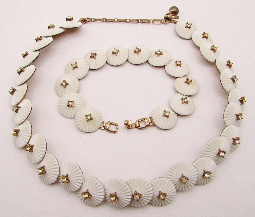 SET! VTG GOLD TONED CIRCULAR PANEL NECKLACE (1 of 2)