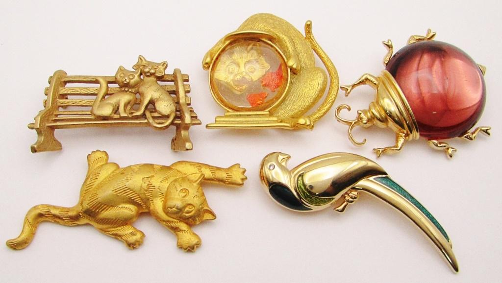 5-VINTAGE GOLD TONED ANIMAL BROOCHES: LC-JJ: CATS/BUG/PARRET-ENAMEL-LUCITE-RESIN