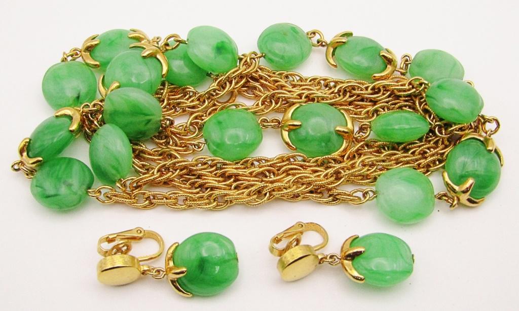 SET! TRIFARI GOLD TONED LINKED LONG NECKLACE: WITH GREEN STONE ACCENTS PLUS MATCHING PAIR OF CLIP ON DANGLY EARRINGS