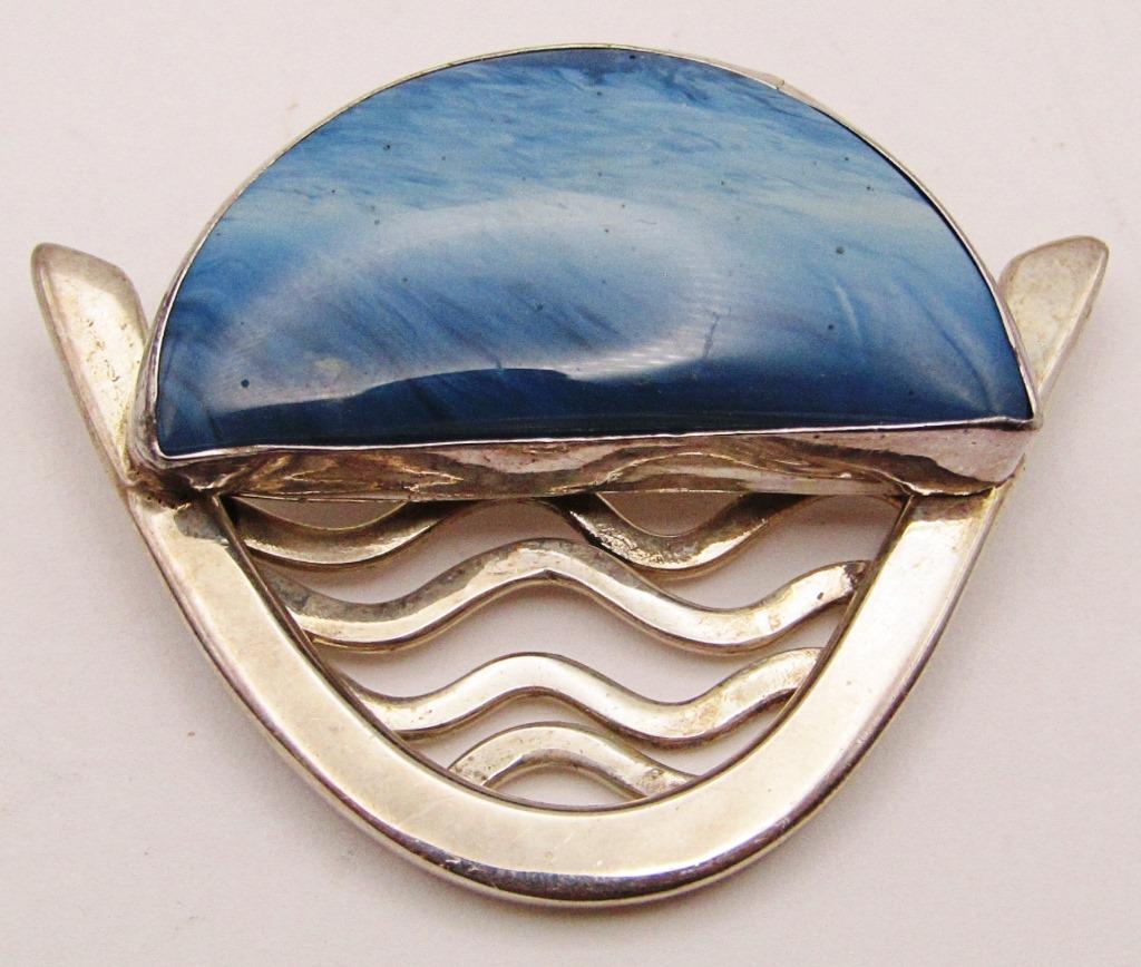 STERLING "BEACH AND WAVE" PENDANT WITH AGATE: BLUE LACE STONE 11 DWT