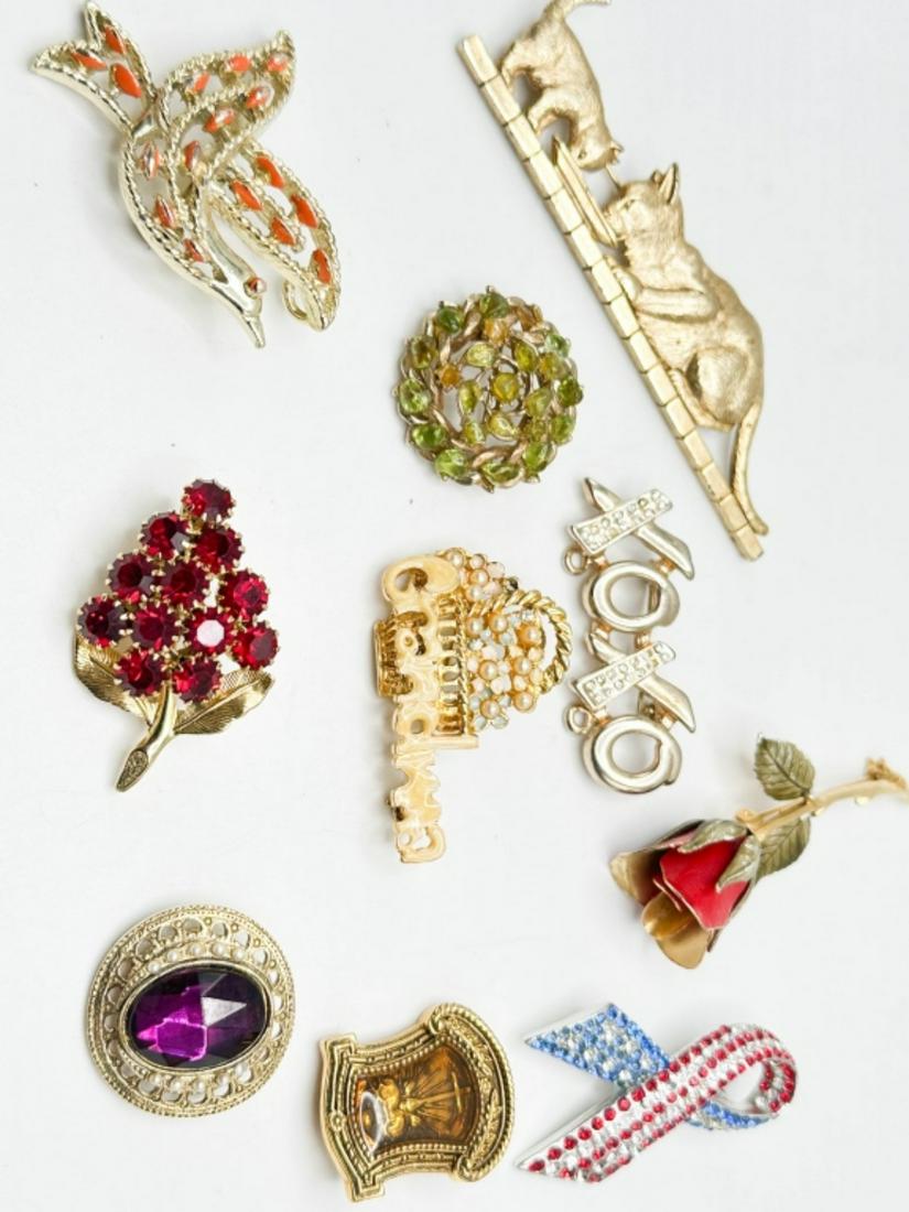 BROOCH ASSORTMENT: BROOCH ASSORTMENT, BOW, STONES, XOXO, GRANDMA , CATS, BIRD AND MORE