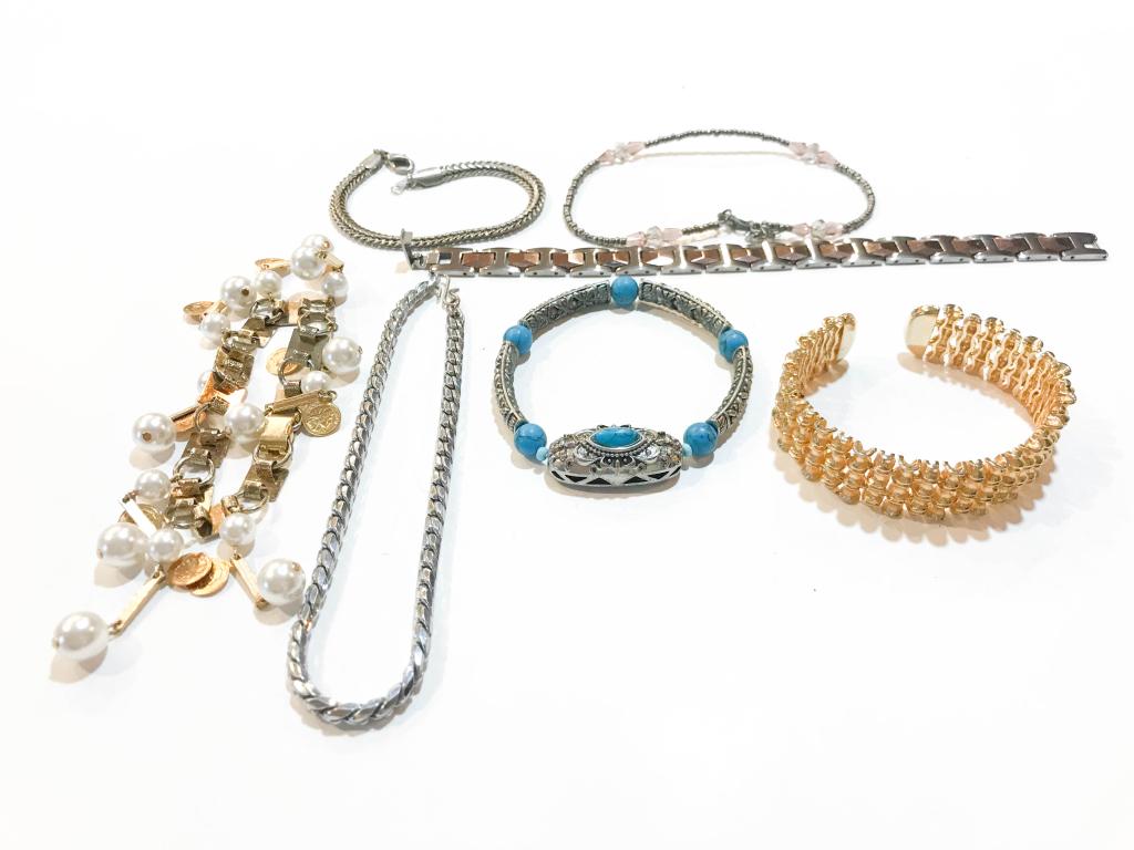 BRACELETS ASSORTMENT: BRACELETS ASSORTMENT