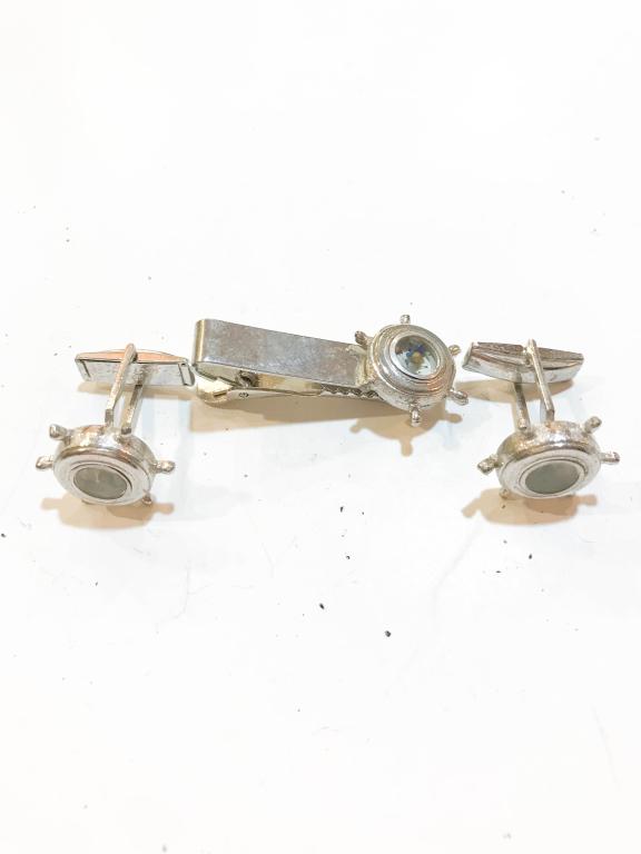COMPASS CUFF LINKS: COMPASS MOVING CUFF LINKS