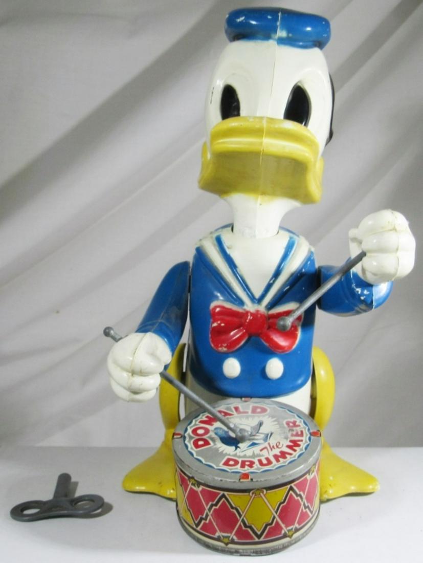 1940s LARGE SIZE DONALD DUCK: THE DRUMMER TIN LITHO WIND UP TOY By LOUIS MARX 10" - DOES WIND UP BUT WORKS SLOWLY- NOT ORIGINAL KEY