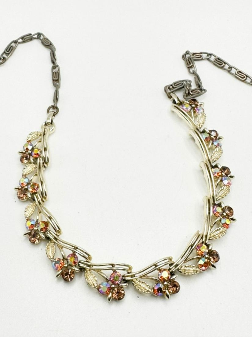 LISNER FLOWER NECKLACE: A TWO TONE COLORED STONE CHOKER WITH A HOOK CLASP,16 1'2IN IN LENGTH MARKED WITH LISNER MARKING ON HOOK