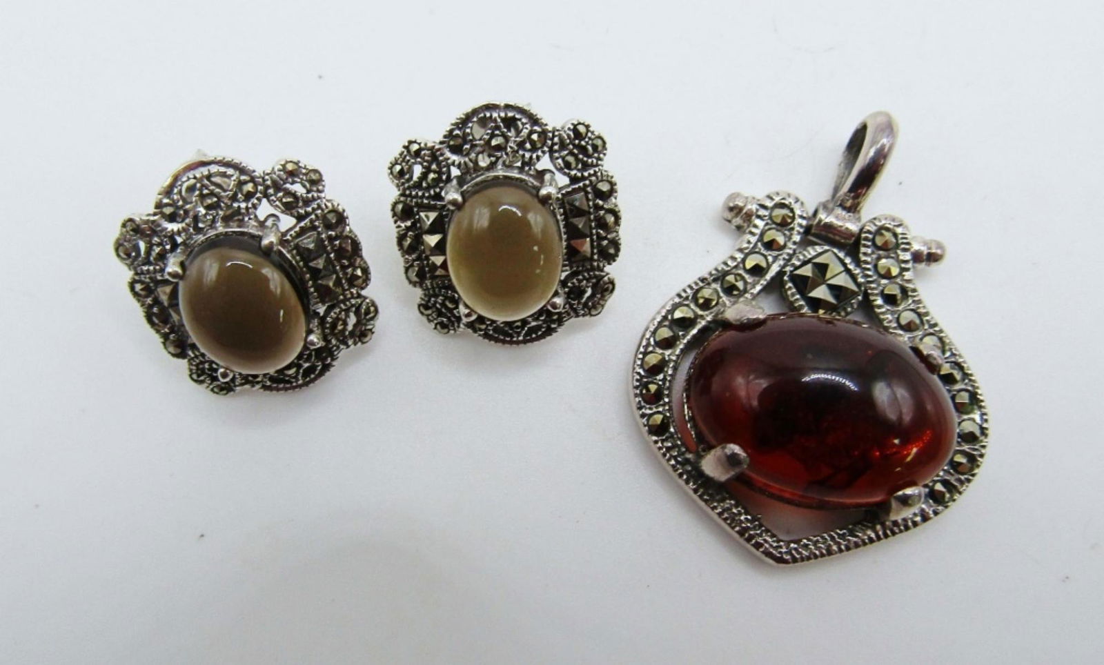 MARCASITE STERLING JEWELRY LOT: (1)PENDANT: WITH BALTIC AMBER CENTER & (1)PAIR OF STUD EARRINGS WITH GRAY CENTER STONE-TOTAL 8 DWT