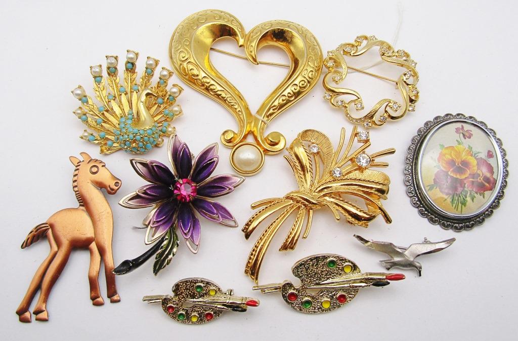 BROOCH LOT- 10 TOTAL ALL VINTAGE AND DIFFERENT (1 of 4)