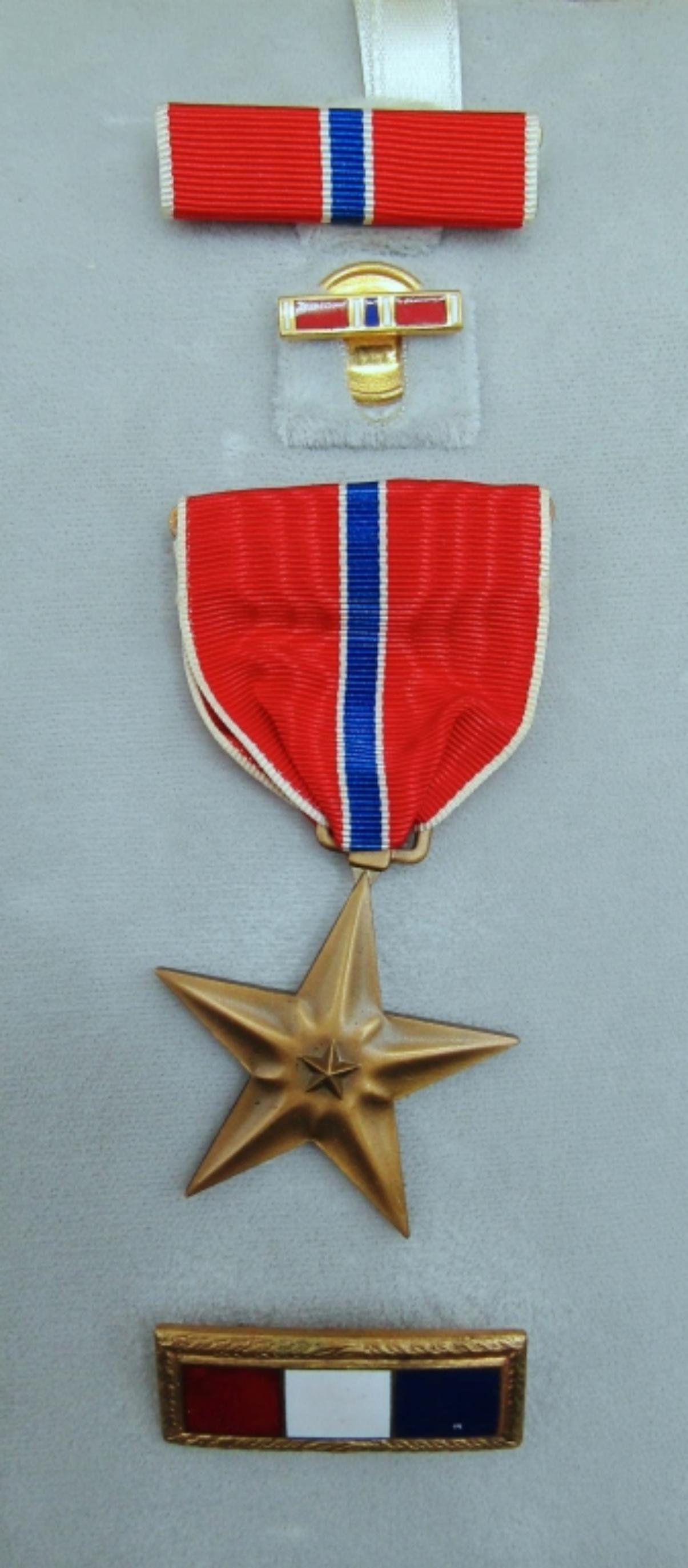 BRONZE STAR MEDAL & PRESENTATION CASE (1 of 4)