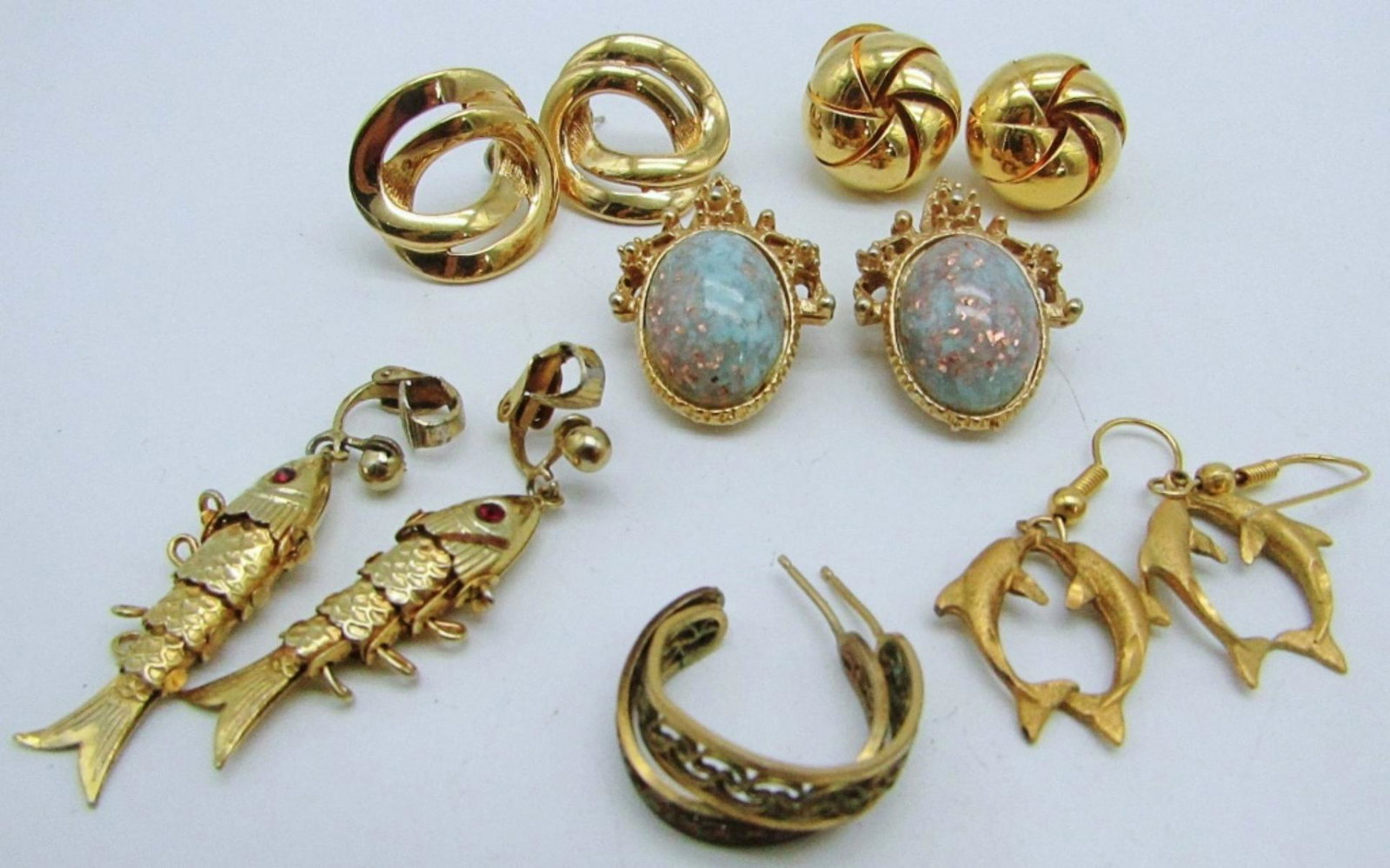 GOLD TONE MIXED PAIRS OF EARRINGS LOT: 2- PIERCED STUDS, 2 CLIP-ONS,1-DROPS, 1- HUGGIES