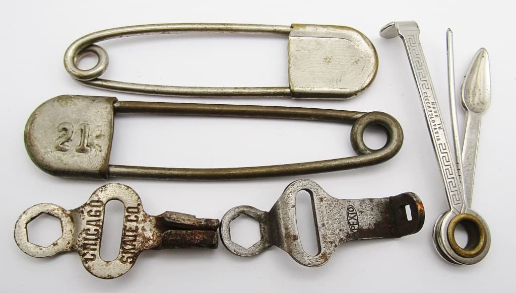 Miscellaneous Vintage Metal Lot! 2 Diaper Pins (1 of 5)