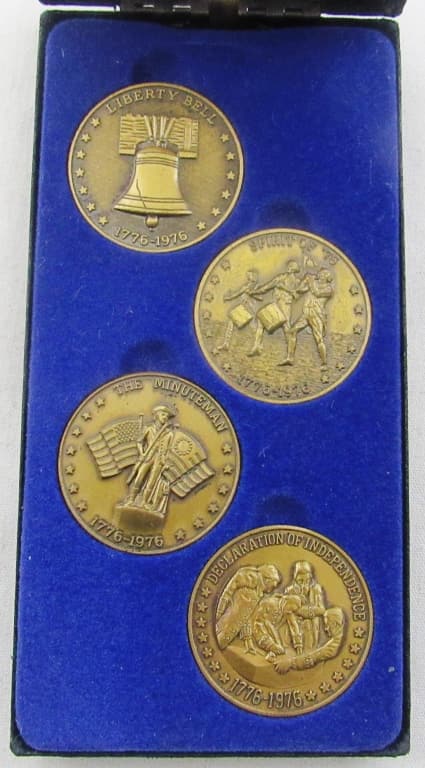 1976 Set of 4 Bicentennial Memorial Coins In Case (1 of 3)