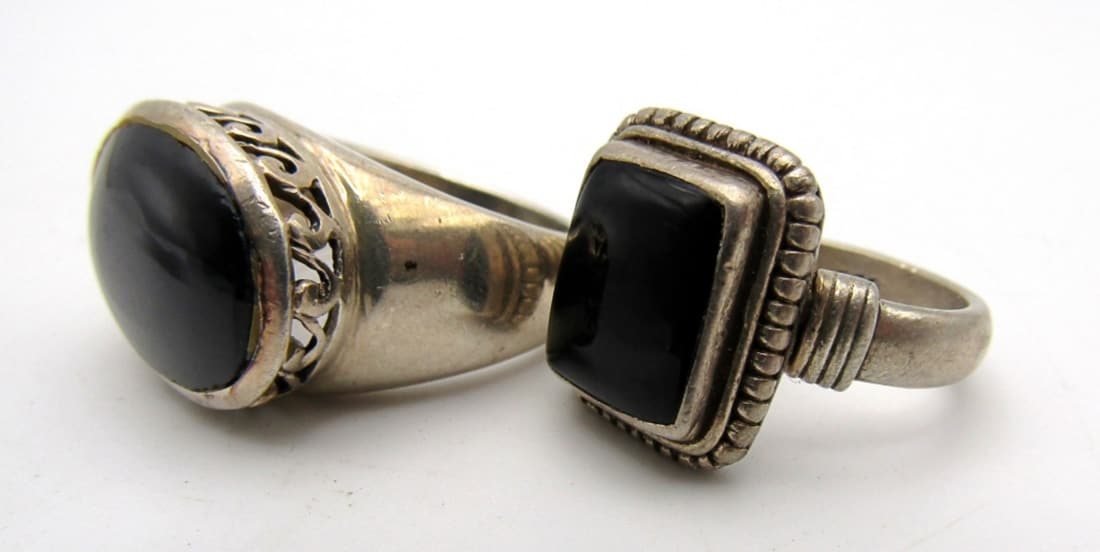 (2) BLACK ONYX / STERLING RINGS: SIZES 5.5/7.5 (8 DWT)