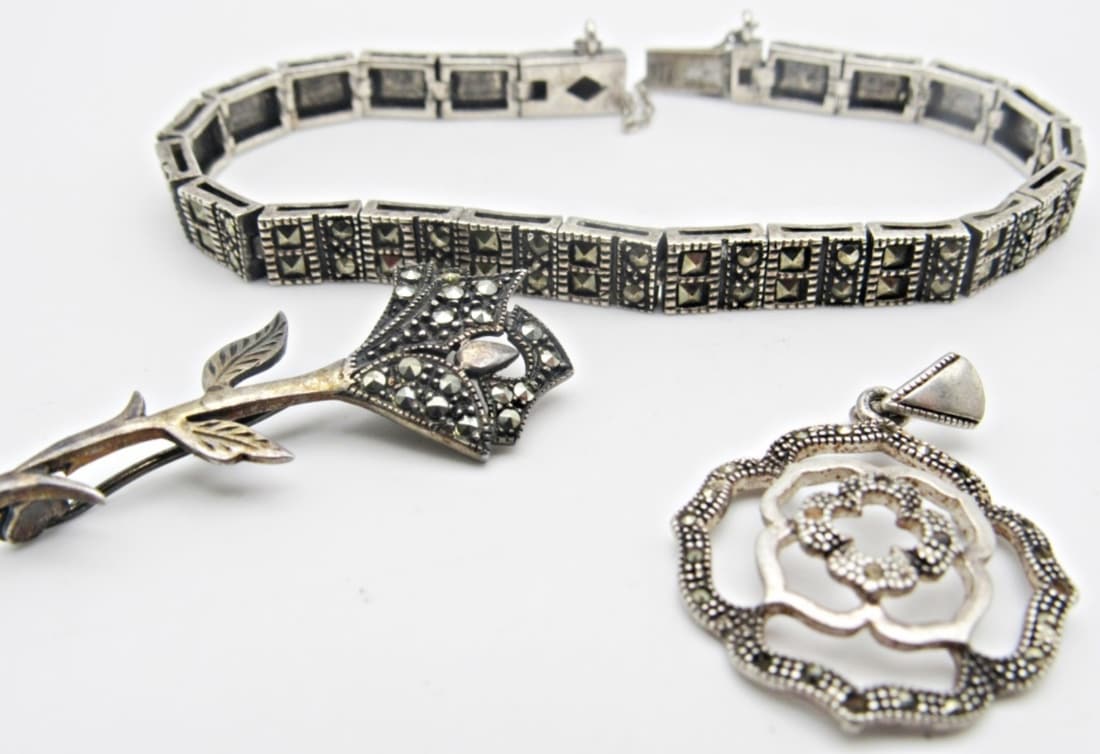 MARCASITE STERLING JEWELRY LOT: BRACELET, FLORAL PIN & PENDANT (16 DWT)