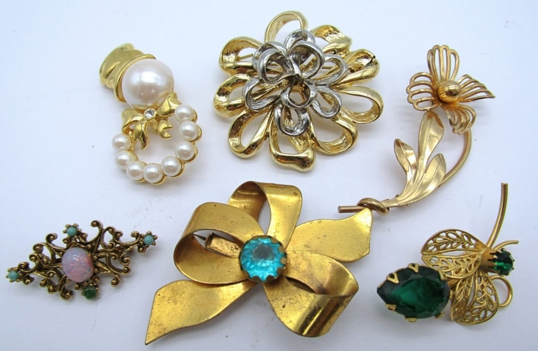 (6) VINTAGE BROOCH / PINS (1) AVON SNOWMAN / BOW: ALL WORKING CLASP
