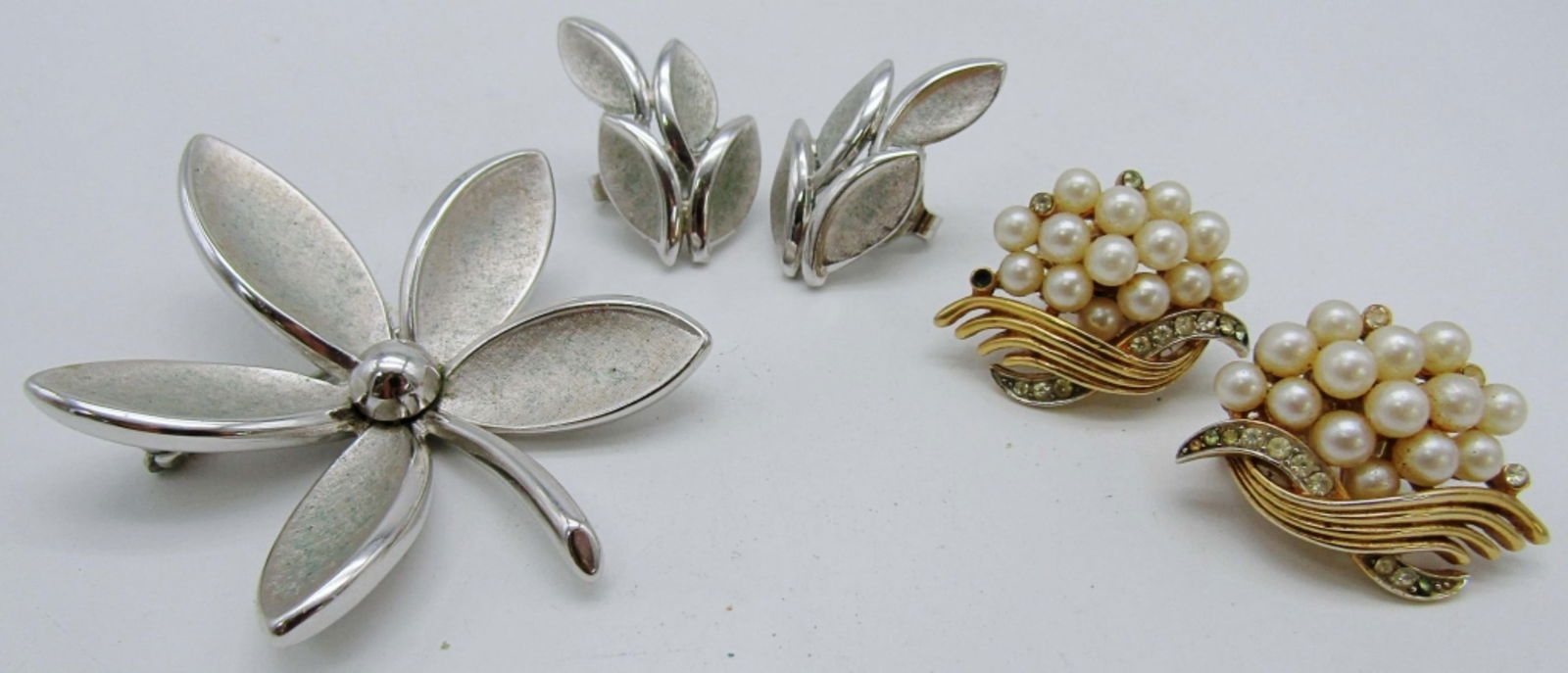 TRIFARI JEWELRY LOT- 2 PAIR EARRINGS AND A: BROOCH. EARRINGS ARE CLIP ON