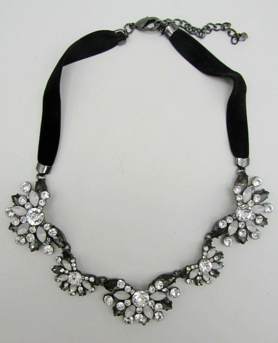 CLEAR AND BLACK STONE CHOKER: 21IN LENGTH, LOBSTER CLASP ADJUSTABLE, UNIQUE