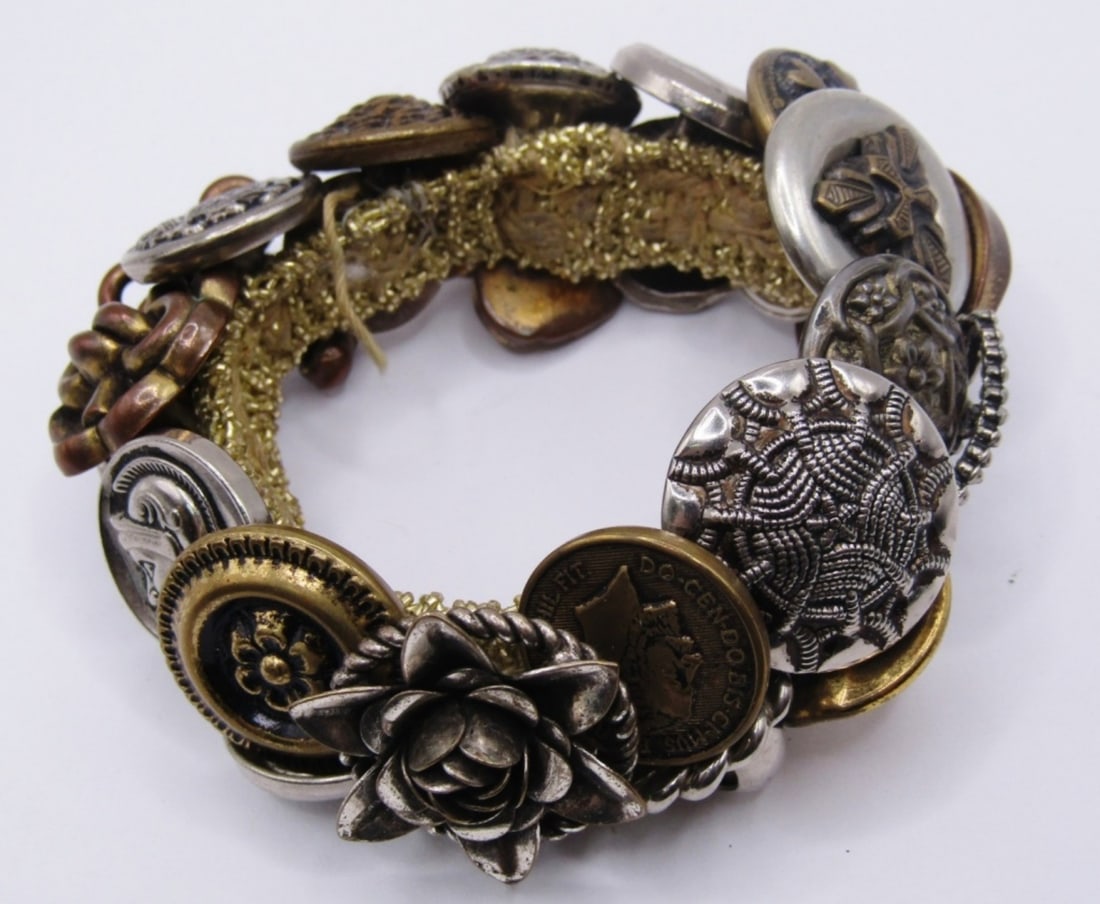 VINTAGE GOLD, SILVER, COPPER TONE BUTTON BRACELET: VINTAGE GOLD, SILVER, AND COPPER TONE BUTTONS SEWN ON ELASTIC BAND, VERY UNIQUE ACCESSORY