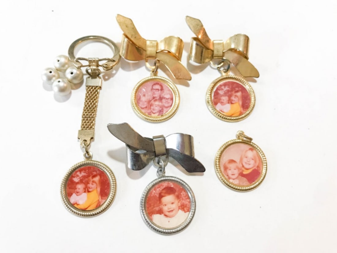 SMALL PHOTO KEEPSAKE LOT: (3) SMALL BROOCHES, PENDANT, & KEYCHAIN