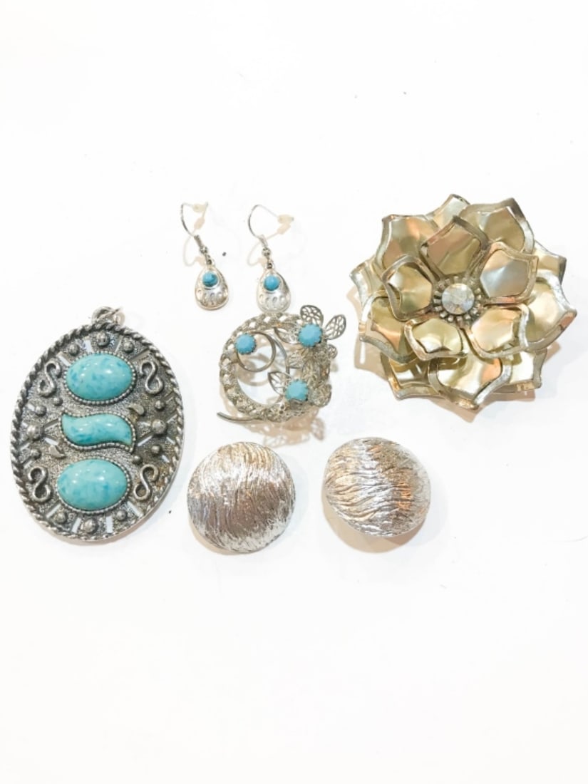 SILVER TONE ASSORTMENT: (2) SETS OF EARRINGS, (2) BROOCHES, & PENDANT