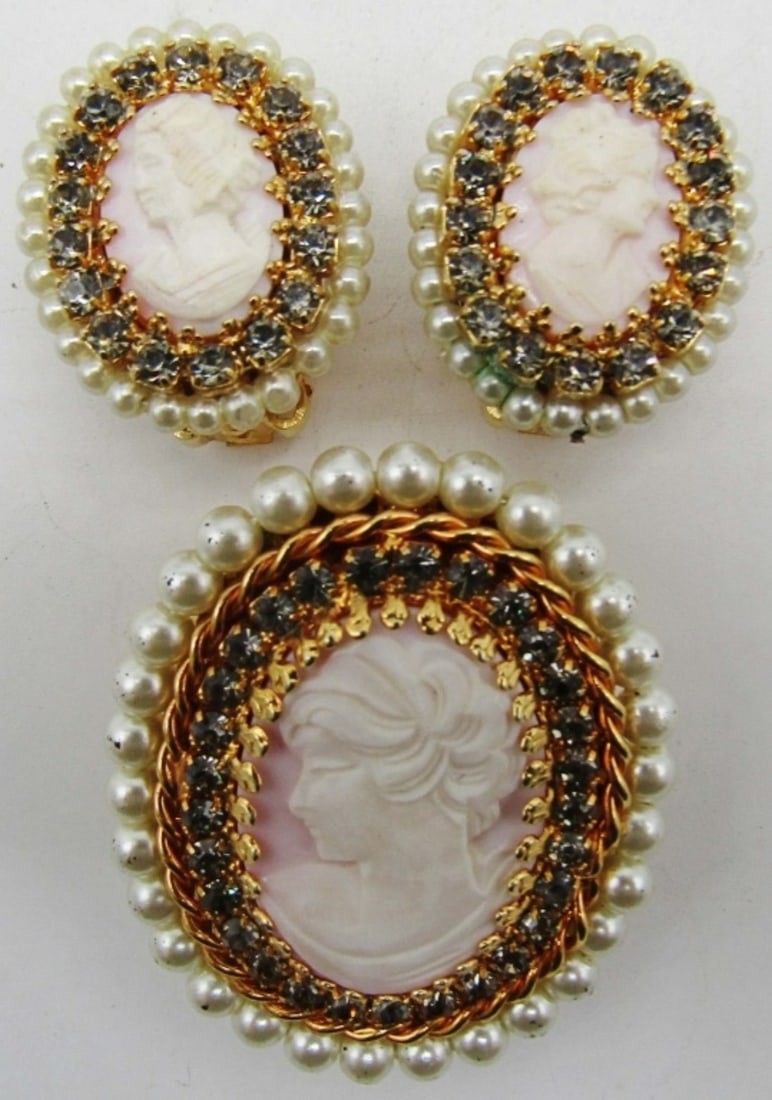 HOBE CAMEO PENDANT AND CLIP-ON EARRING SET (1 of 5)