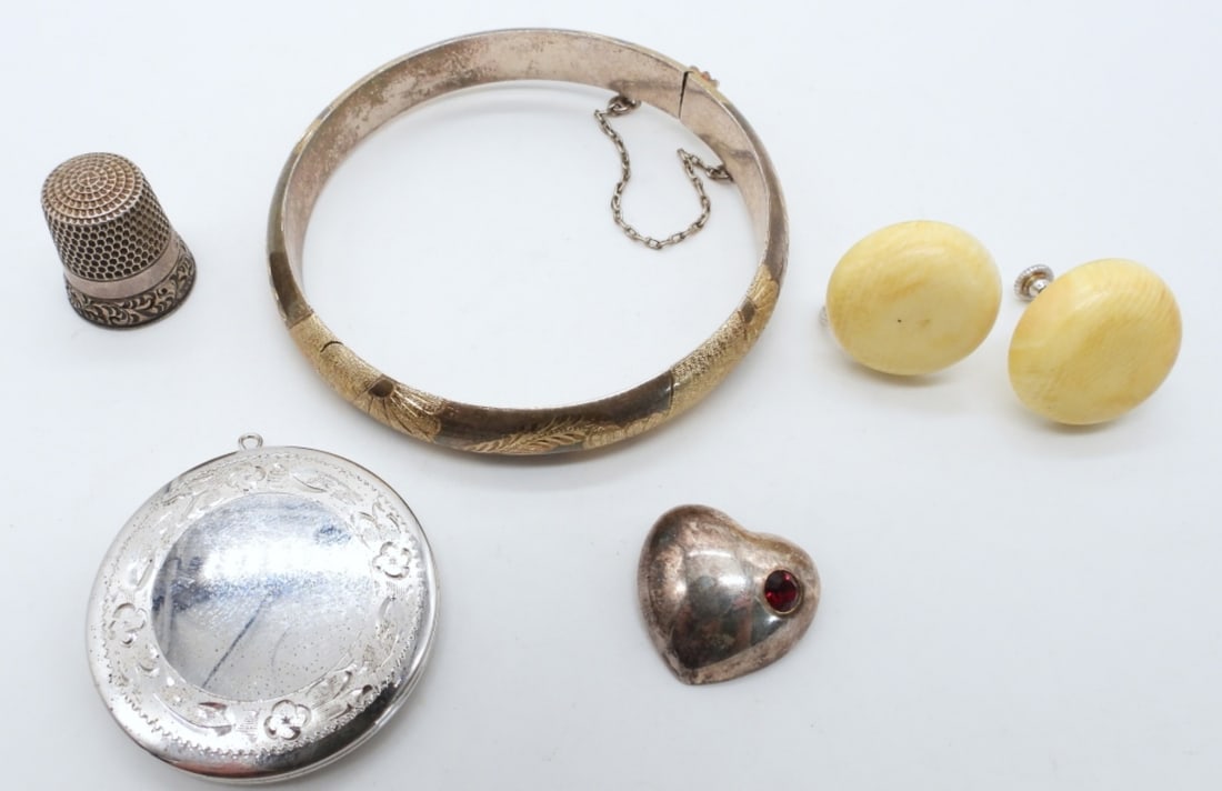 STERLING LOT - THIMBLE, LOCKET, BRACELET: SCREWBACK EARRINGS, HEART PENDANT (24 DWT)