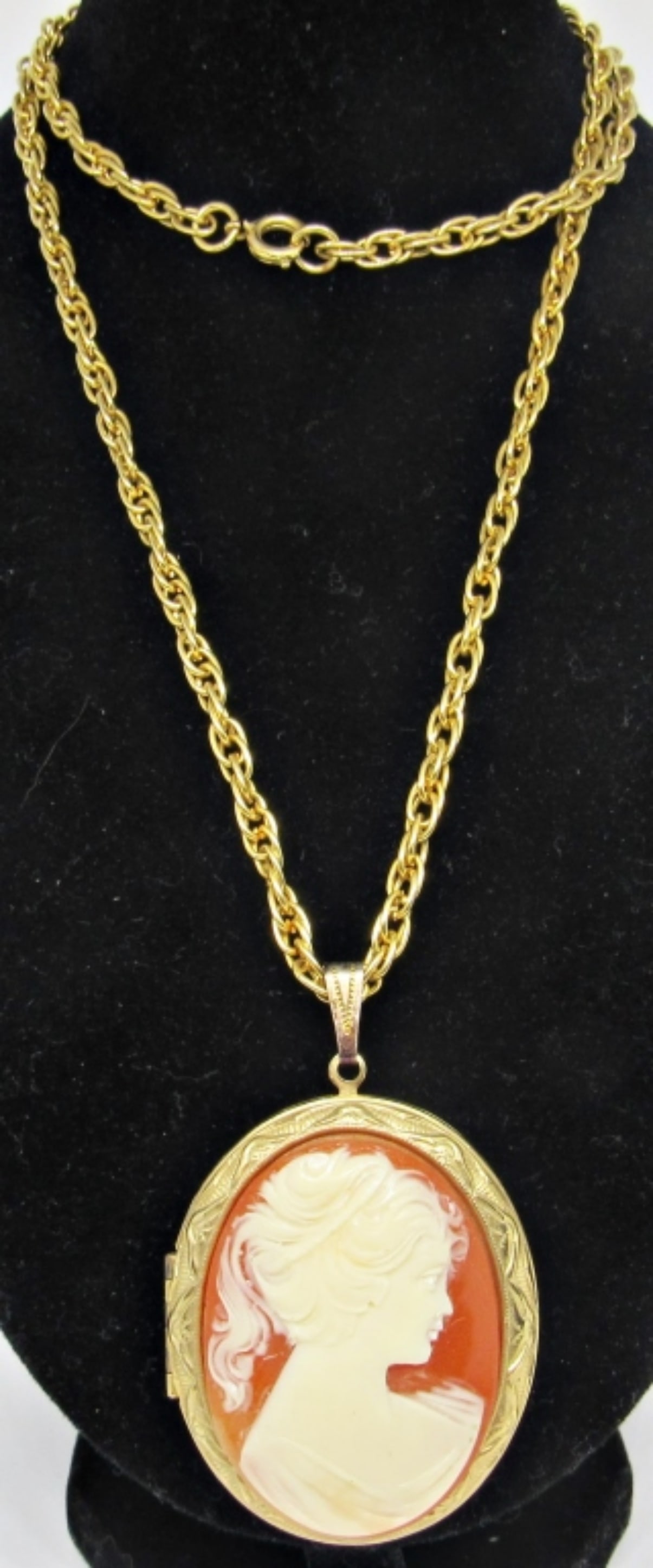 CAMEO LOCKET GOLDTONE NECKLACE: 28IN LENGTH W/ CAMEO PENDANT