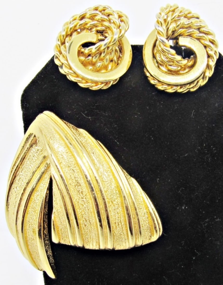 MONET SMALL BROOCH AND CLIP-ON SET: 2IN LENGTH FOR BROOCH, GOLD TONE, CLIP-ON EARRING GOLD TONE ROPE SPIRAL DESIGN, BOTH ITEMS MARKED BY MAKER