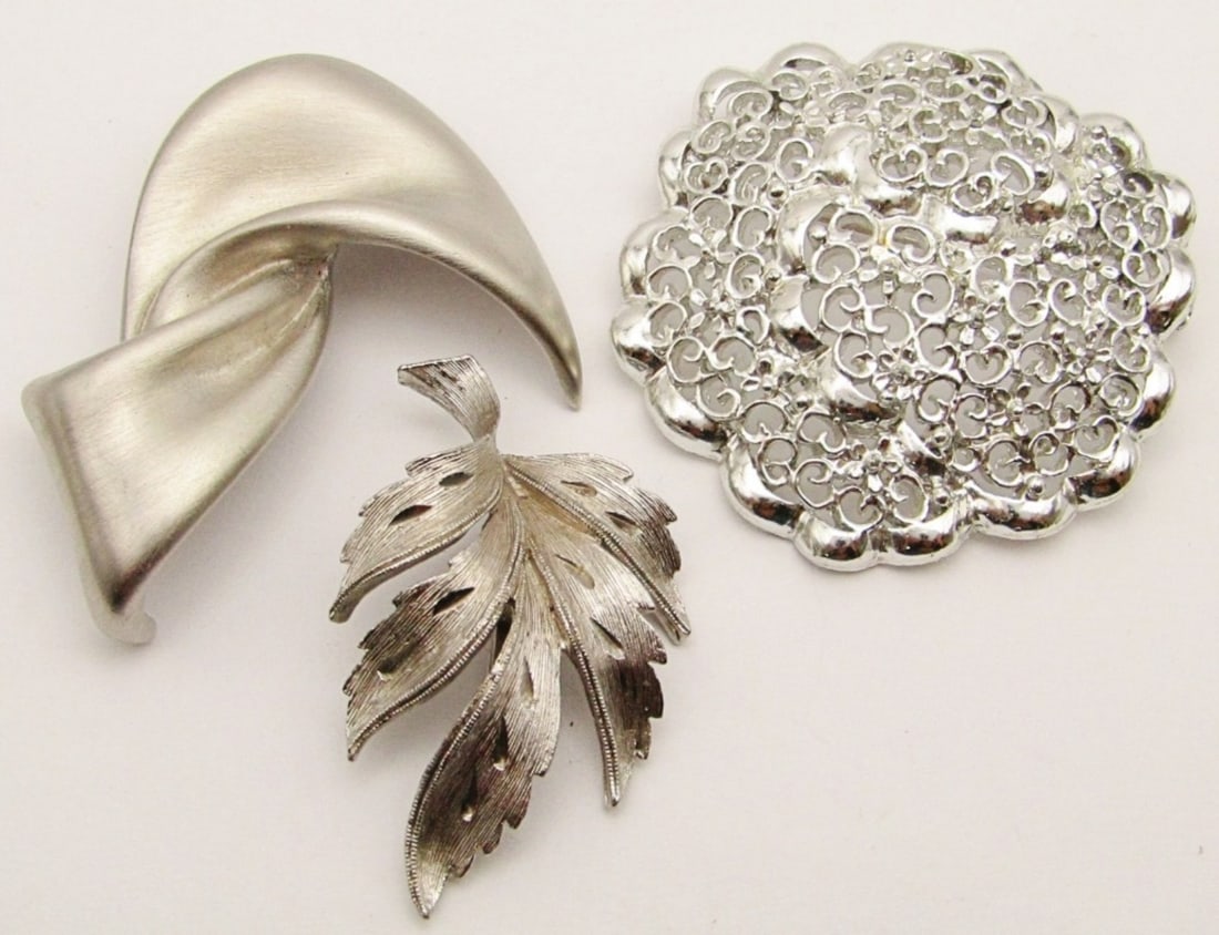 (3) VINTAGE SILVER TONE BROOCHES (1 of 4)