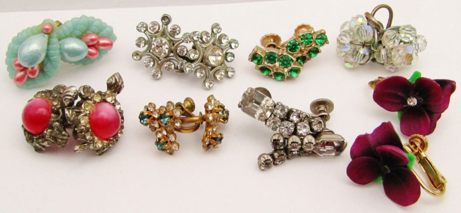 (9) VINTAGE SCREWBACK EARRINGS: GOLD AND SILVER TONE, ALL HAVE SCREWBACKS, ALL DIFFERENT AND UNQUIE