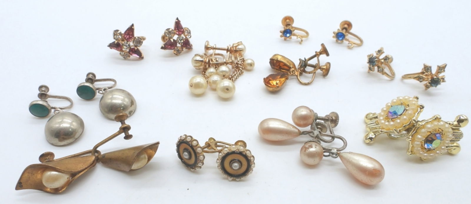 (10) VINTAGE WOMENS SCREWBACKS: GOLD AND SILVER TONE, FAUZ PEARLS, COLOR STONES LIKE BLUE, WHITE, ORANGE, REDS