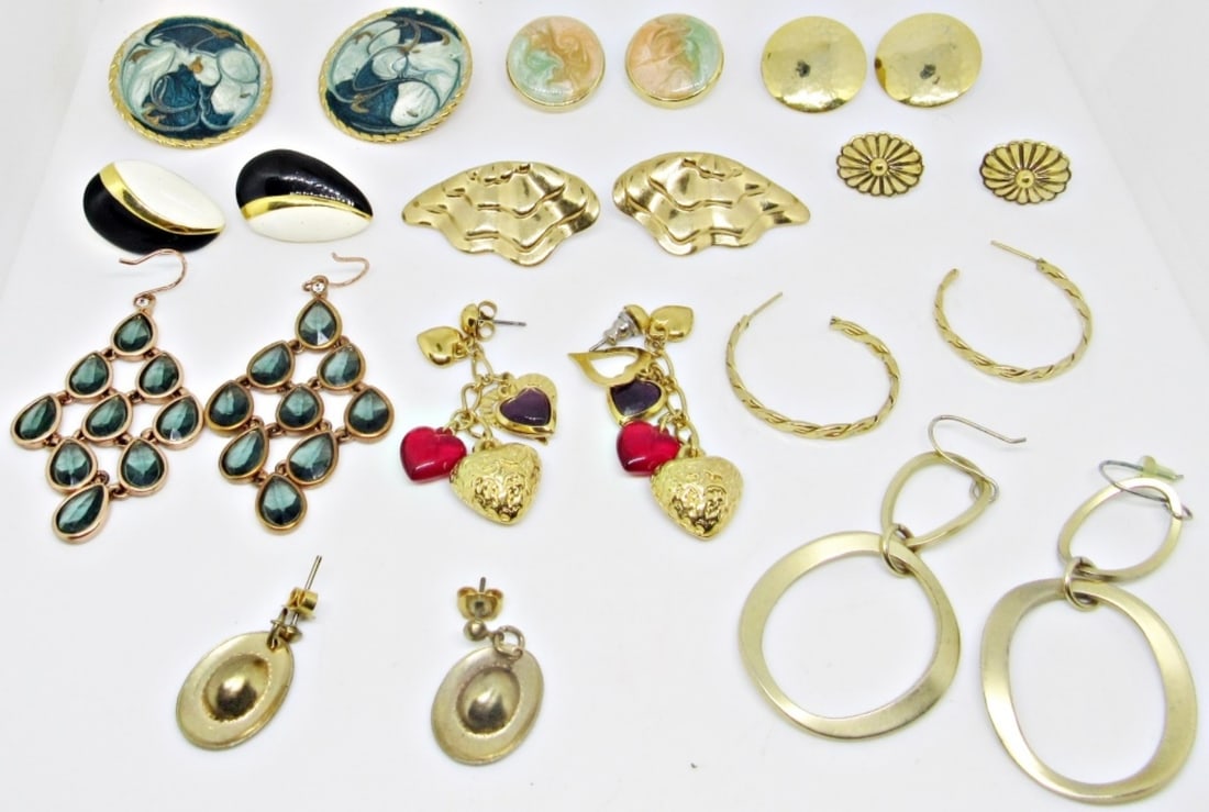 (11) GOLD TONE PIERCED FASHION EARRINGS (1 of 3)