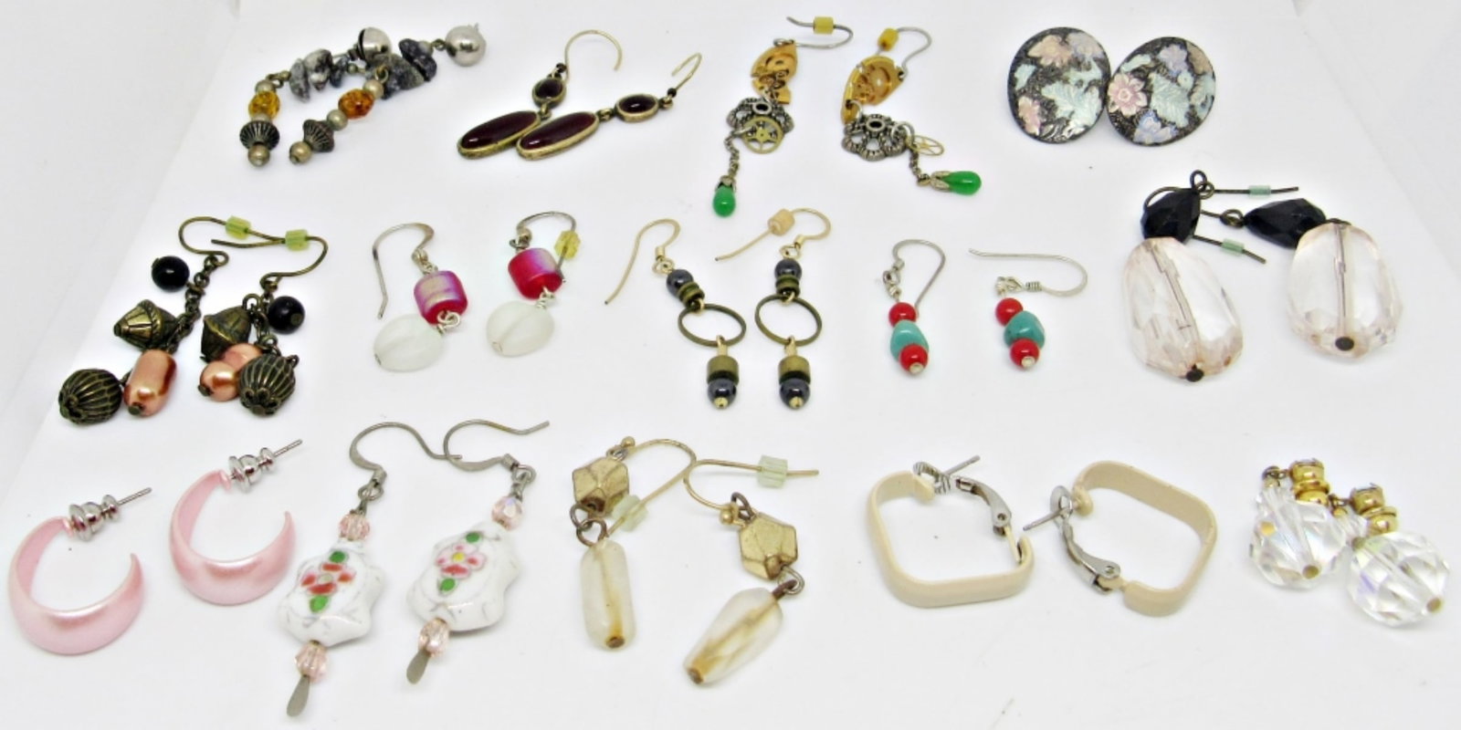 (14) WOMENS EARRINGS LOT: 11- DANGLES,2- HUGGIES, 1 STUD, ALL DIFFERENT STYLES