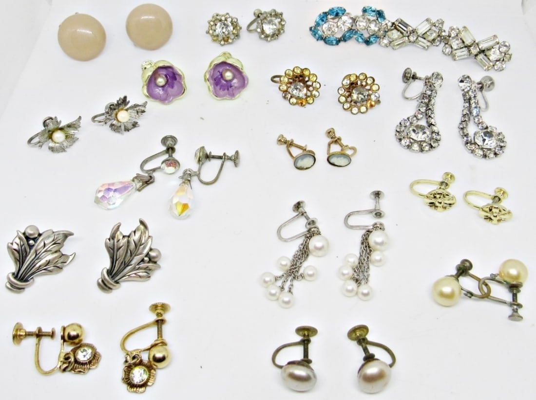 (16)GOLD & SILVER TONE VINTAGE SCREWBACKS EARRINGS: 6 RHINESTONE STYLES ( ONE SET IS MISSING ONE STONE EACH (FOR REPAIR),1 CAMEO SET,2- FLOWER, 3- FAUX PEARLS, 2- LEAF STYLES, 1- CREAM COLOR CIRCLE SET, 1 PURPLE FLOWERS SET