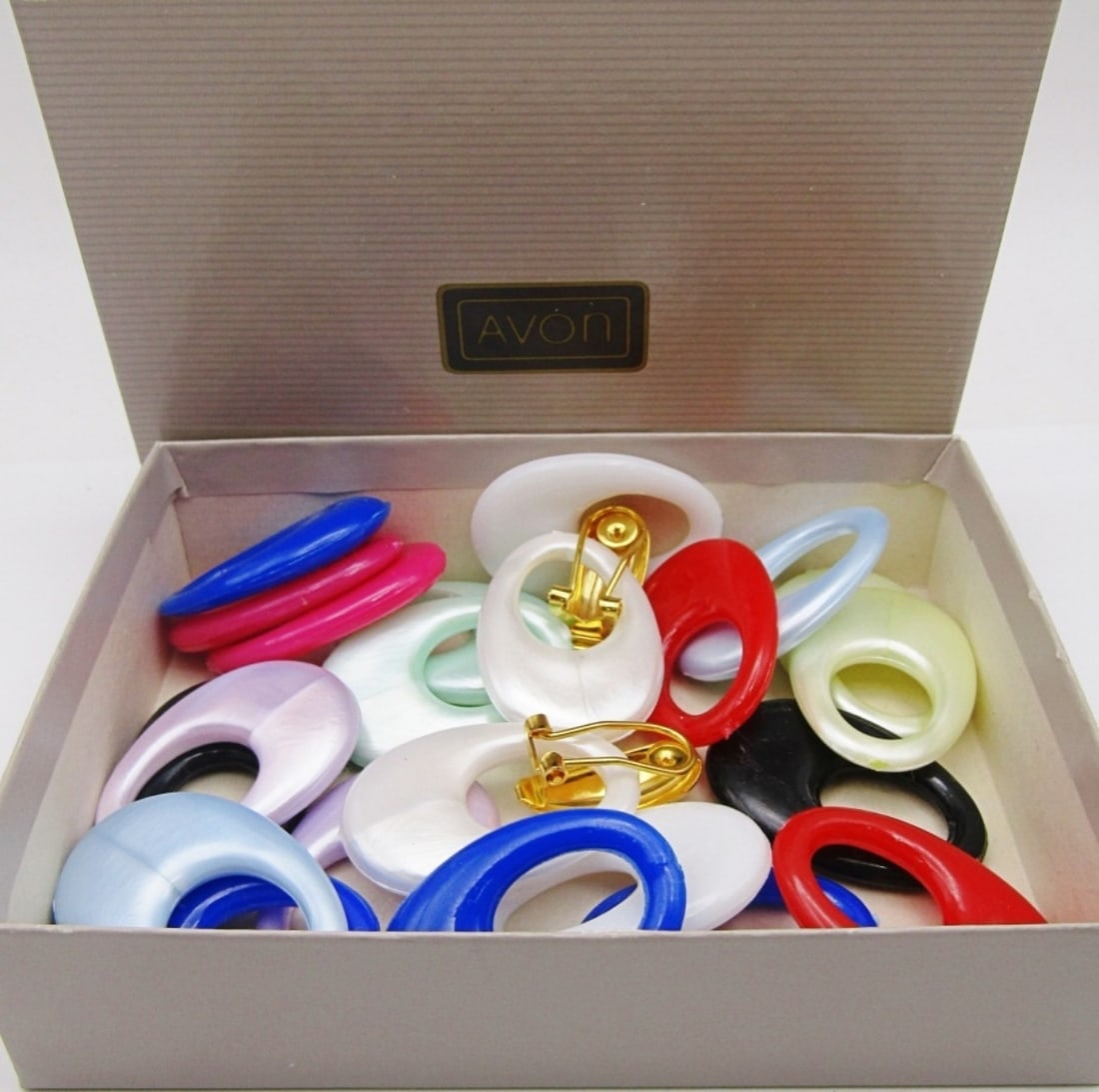 CLIP ON EARRING SET- 1 PAIR OF EARRING WITH: 11 DIFFERENT COLORED INTERCHANGABLE PIECES- SEE PICS