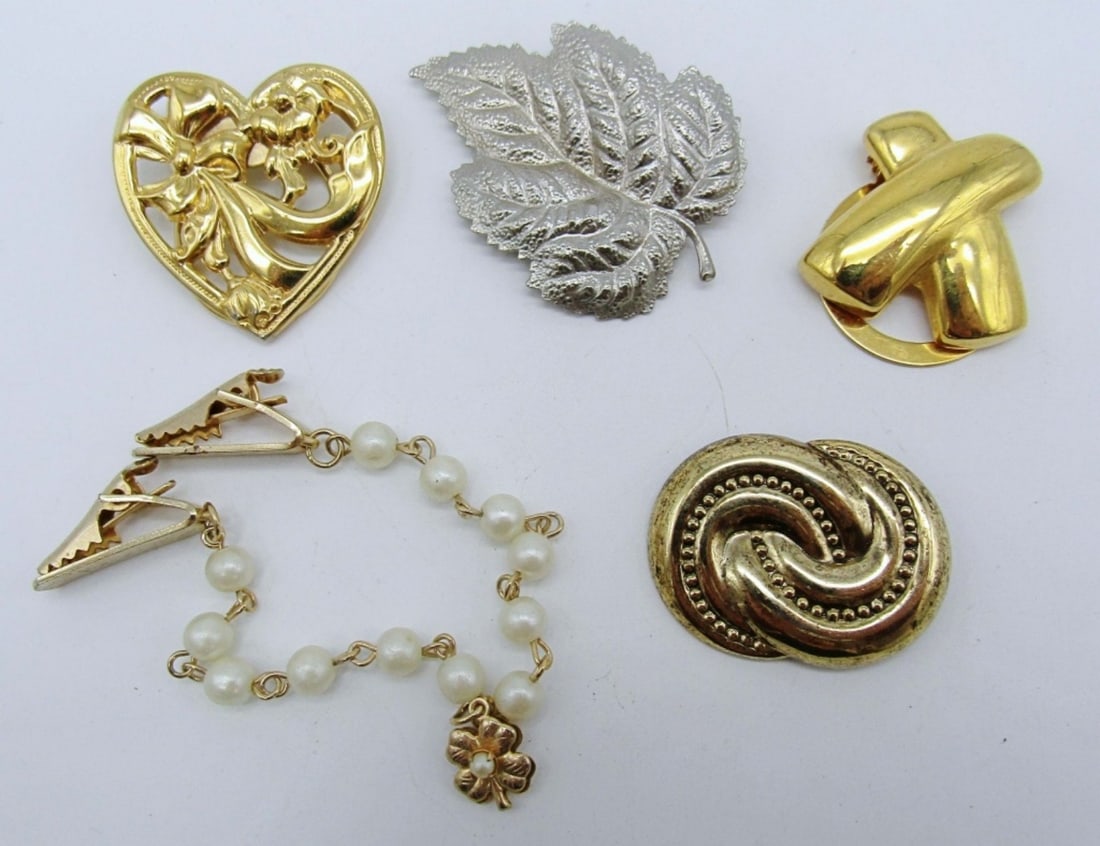 VINTAGE SWEATER CLIPS WITH 4 SCARF CLIPS (1 of 2)