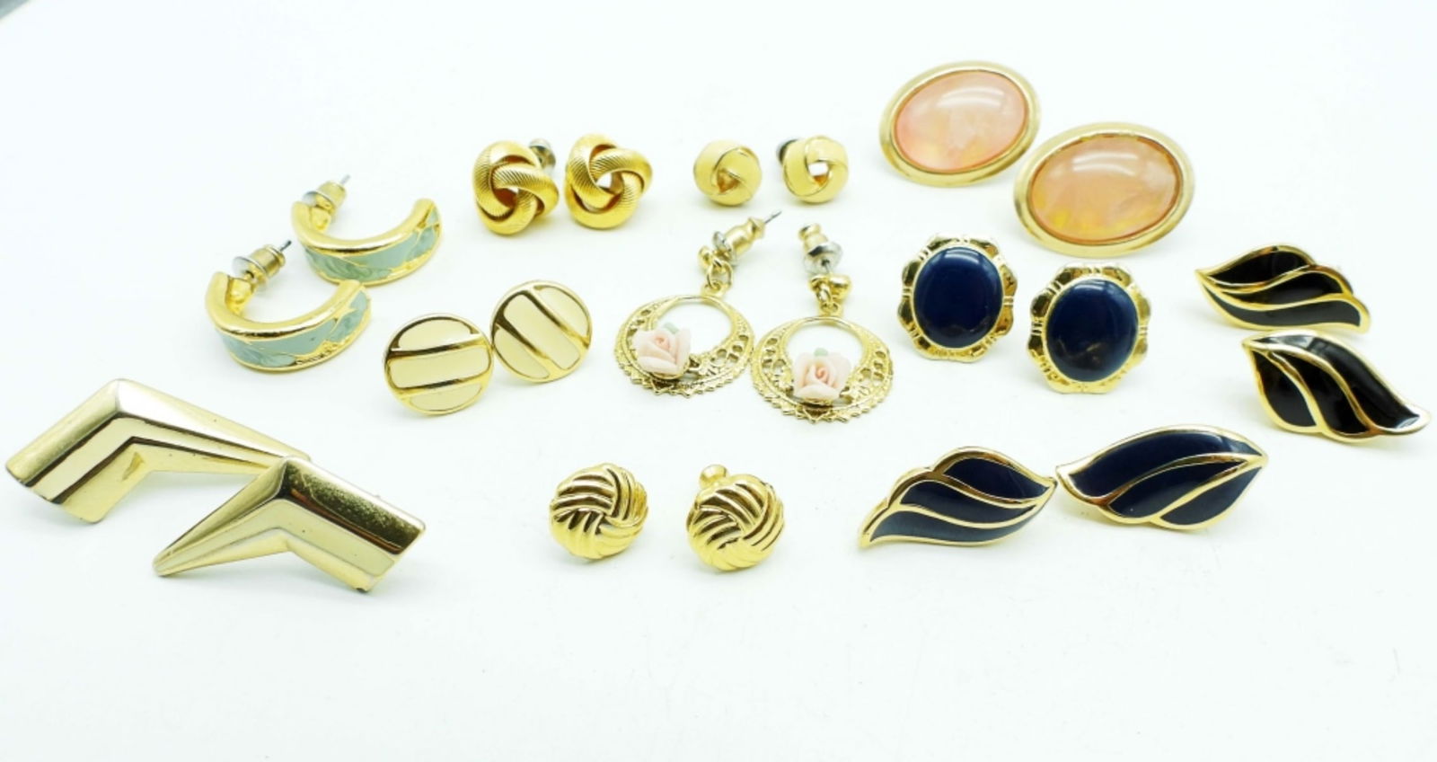 (11) WOMEN'S STUD EARRINGS LOT: BID WITH US TODAY!!! DIFFERENT STYLES TO MATCH YOUR STYLE