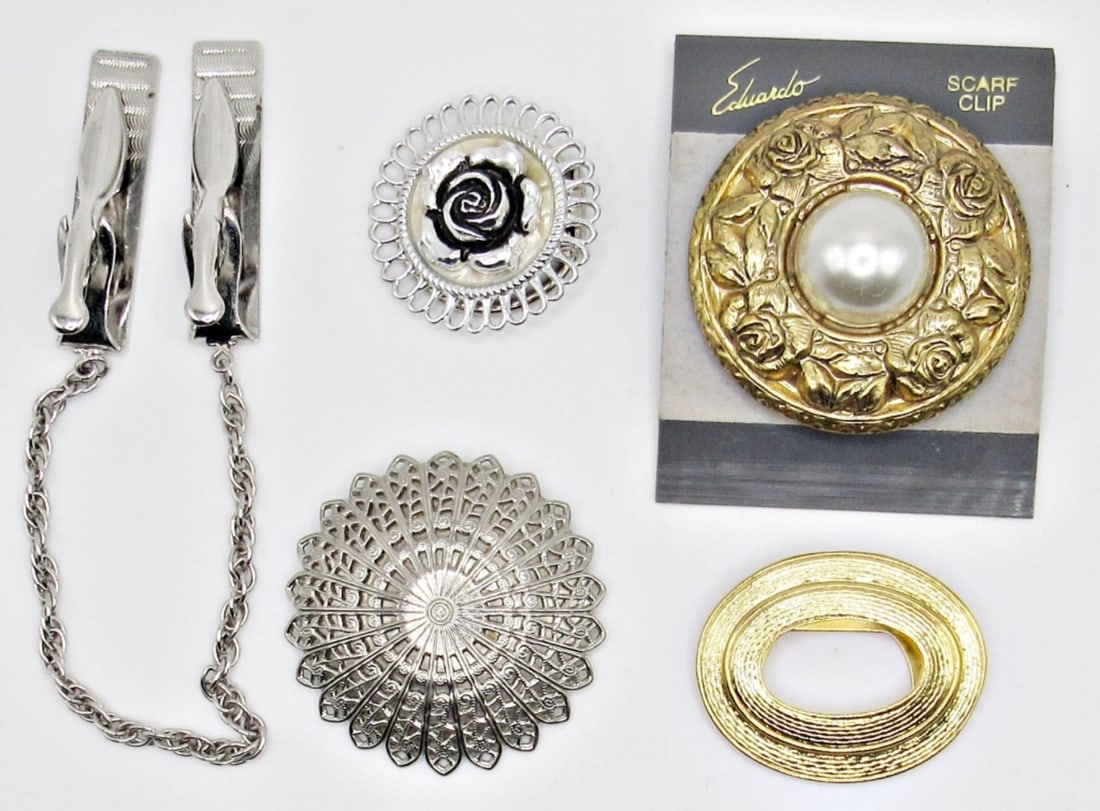 LOT OF 4 VINTAGE SCARF CLIPS AND A SET OF (1 of 2)