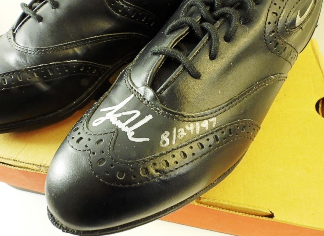 TIGER WOODS AUTOGRAPH GOLF SHOE - NIKE AIR (1 of 8)