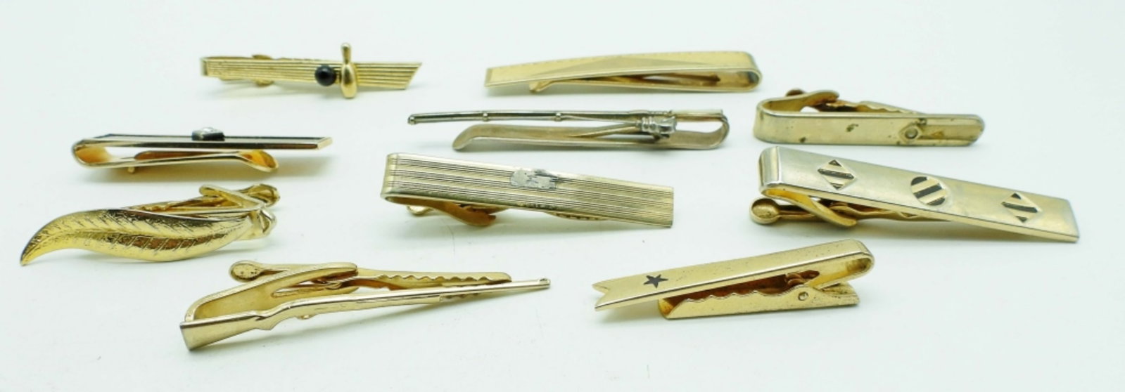 (10) MENS TIE CLIPS: ALL GOLD TONE LOT, 3- SWANK CLIPS IN THIS MIX, ALL DIFFERENT FISHING POLES, BOWLING THEME TO NAME SOME