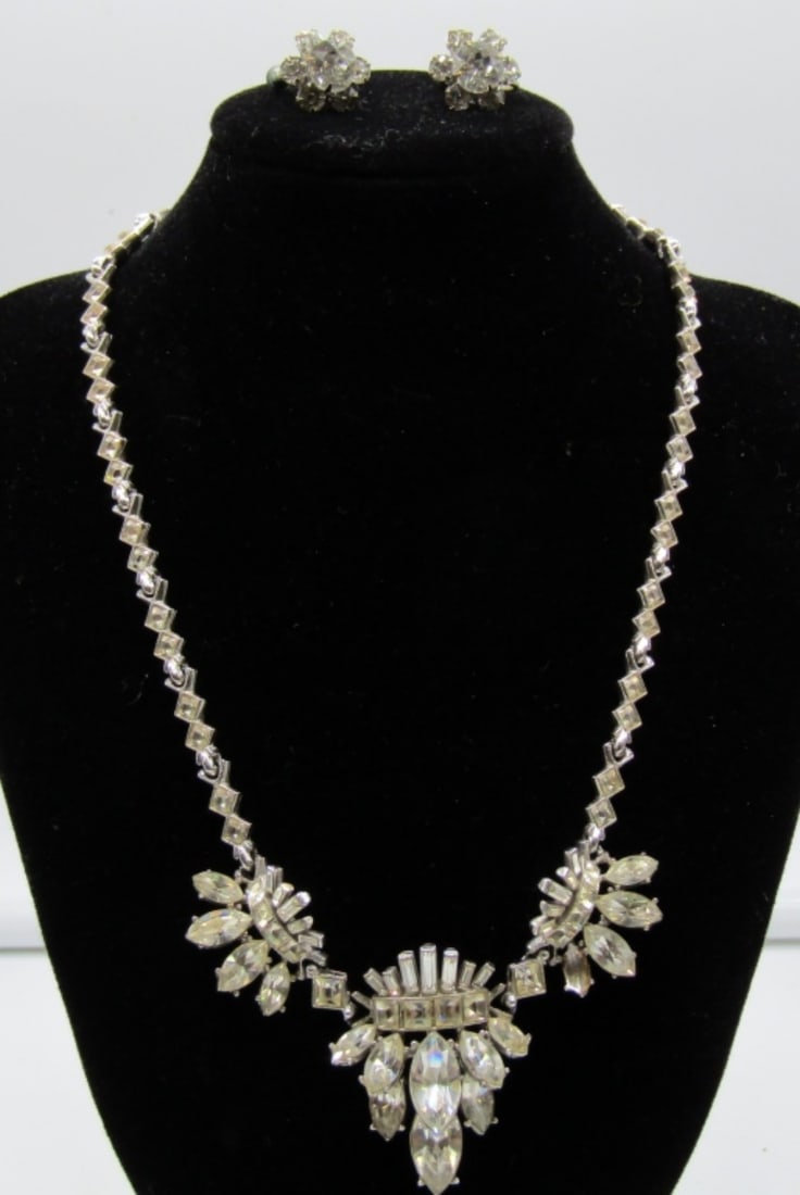 VINTAGE RHINESTONE NECKLACE & SCREWBACK EARRINGS: 16IN LONG, FESTOON STYLE NECKLACE, WITH OPEN BOX CLASP, CLEAR STONES ALONG THE NECKLACE, WITH FLOWER SCREWBACK EARRINGS